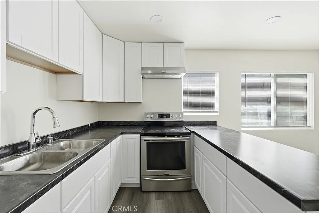 702 Walnut St — Photo 1