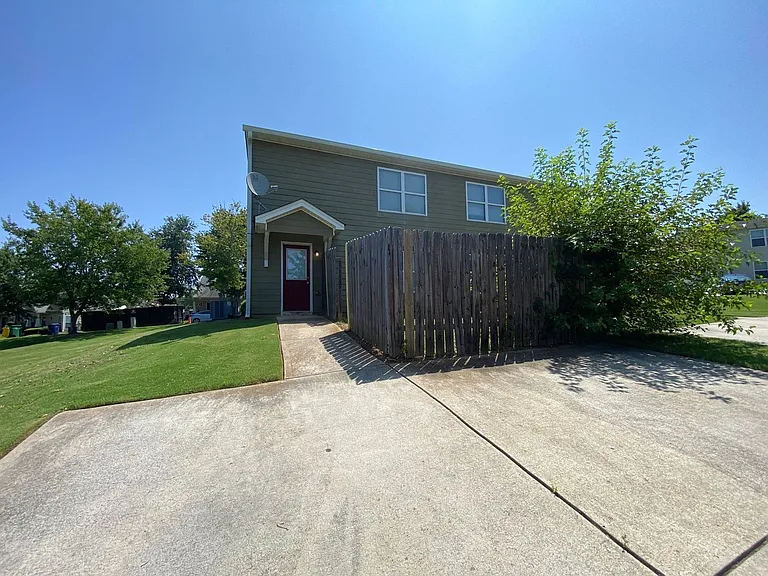 218 Bridgewater Cir — Photo 10