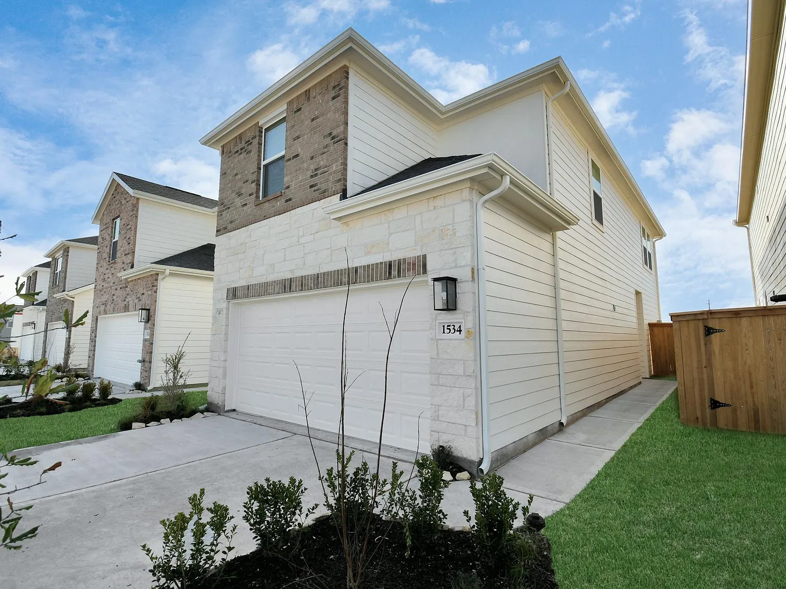 3 bed, 2.5 bath, 1436 sqft, $2,100 — Photo 2