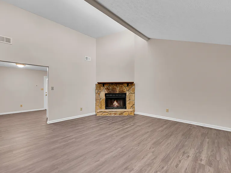 153 Creekwood Dr — Photo 4