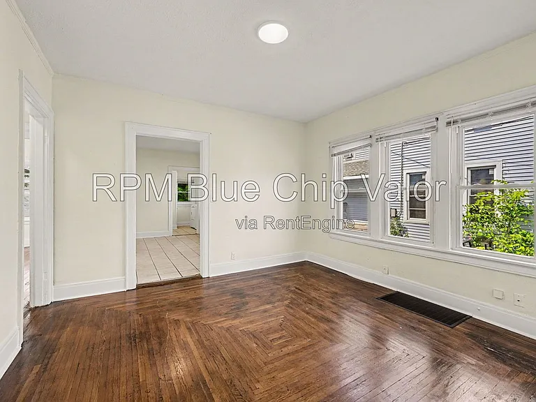 1832 Woodlawn Ave — Photo 5