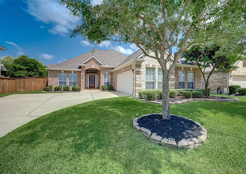 Welcome Home! Beautiful 3 bedroom 21/2 bath single story home!