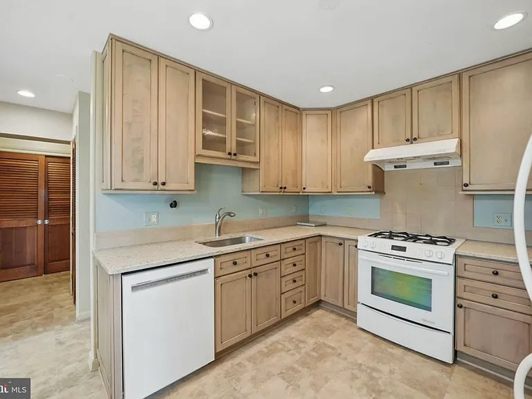 10419 Darby St — Photo 11