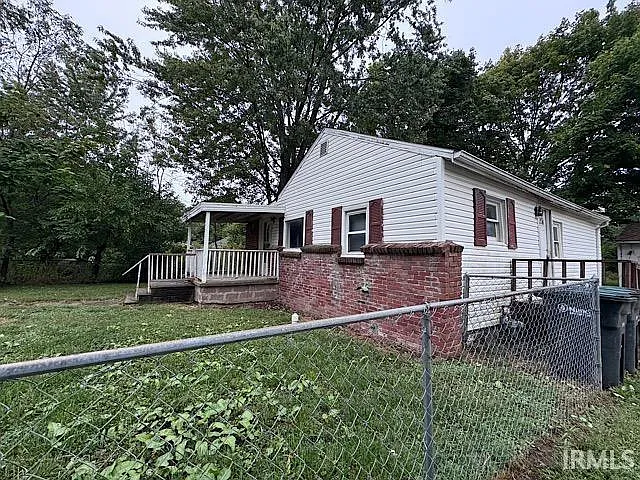 2 bed, 1.0 bath, 1020 sqft, $800 — Photo 2