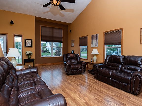 4th image of 821 Winfield Dr