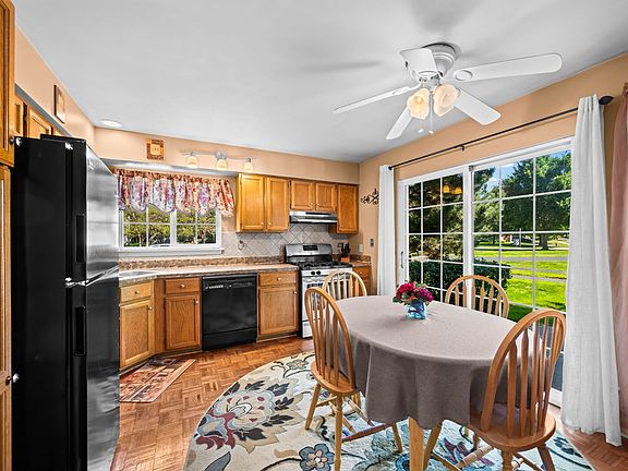 3rd image of 1343 Ridgefield Cir