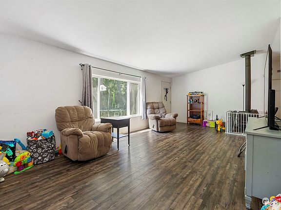 3rd image of 40 E Elk Place