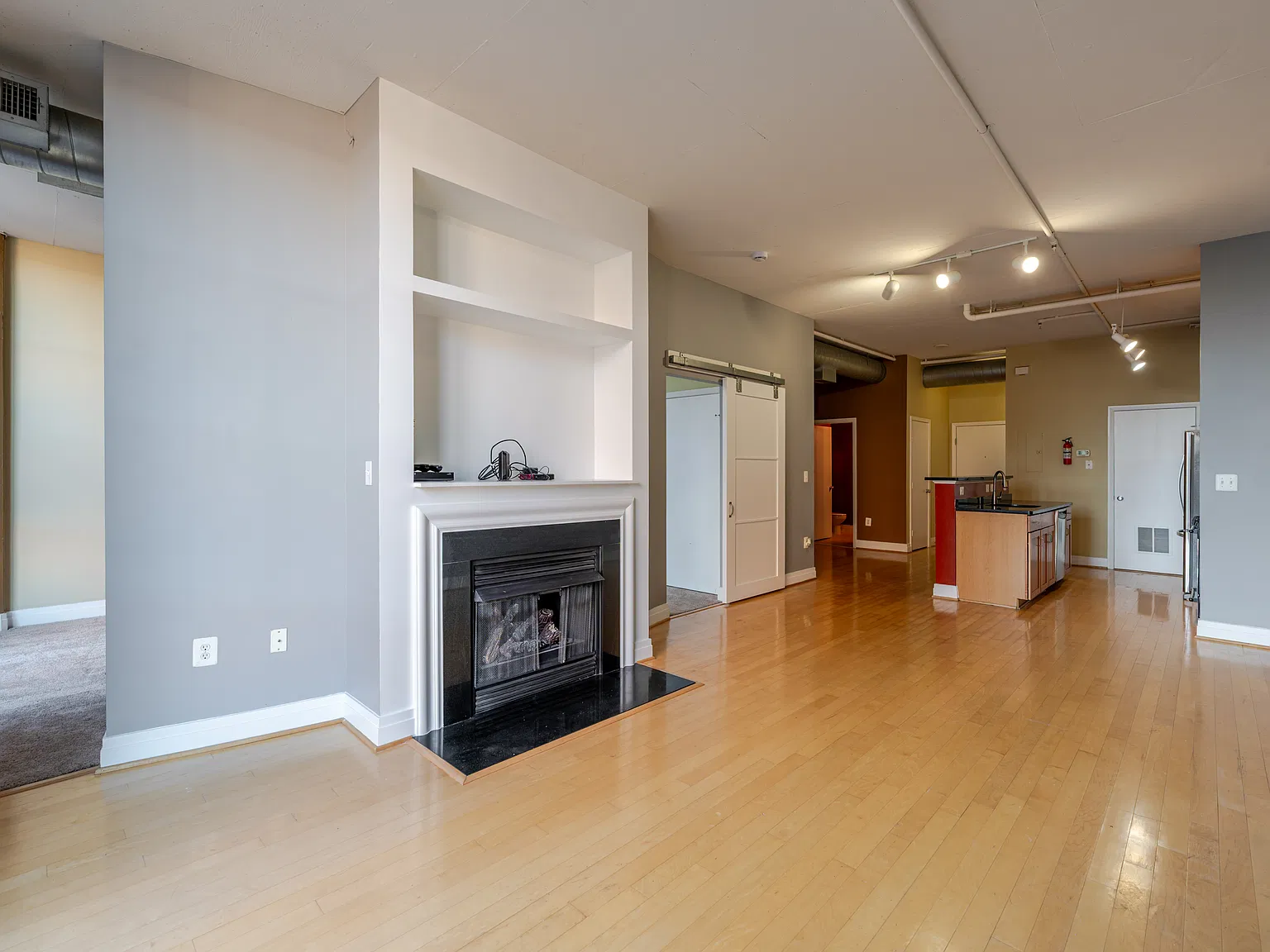 1 bed, 1.5 bath, 883 sqft, $2,595 — Photo 4