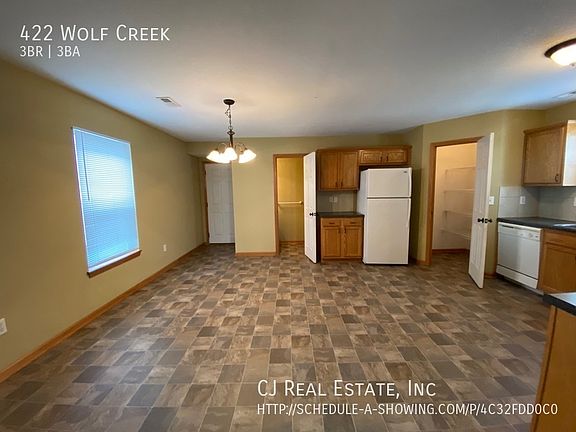 2nd image of 422 NE Wolf Creek Dr