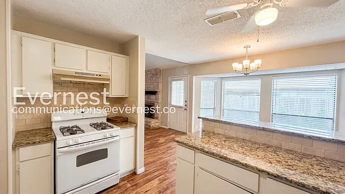 3 bed, 2.0 bath, 1396 sqft, $1,945 — Photo 3