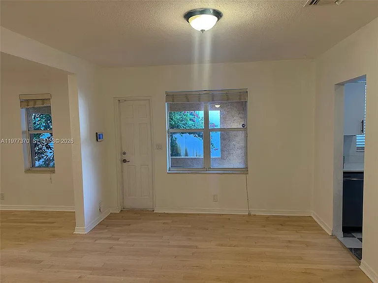 725 Navarre Ave — Photo 2