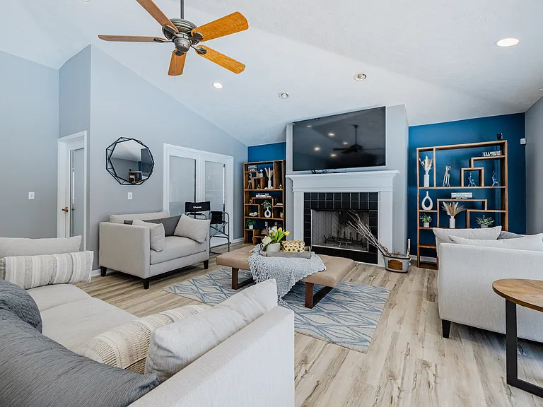 Applewood Pointe Apartments — Photo 10