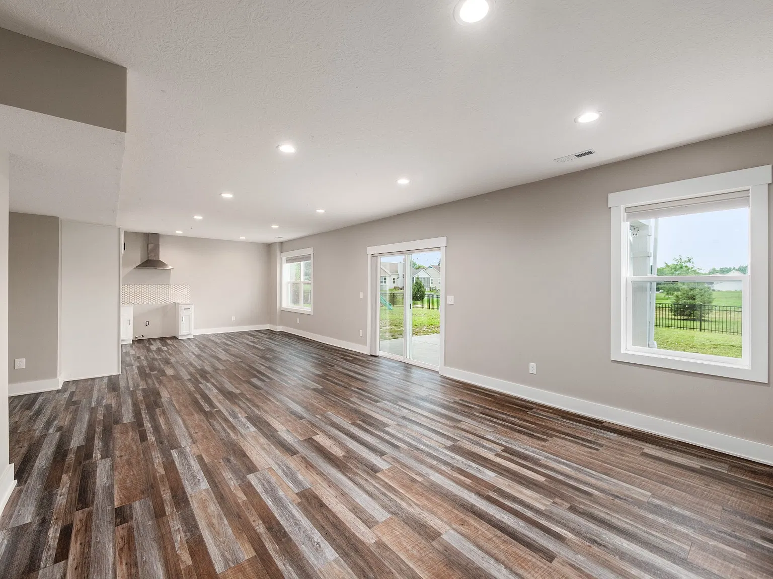 5 bed, 4.5 bath, 3995 sqft, $4,800 — Photo 2