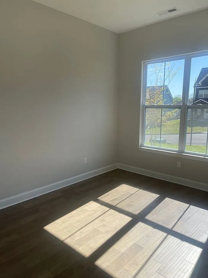 4 bed, 3.0 bath, 2491 sqft, $3,000 — Photo 2