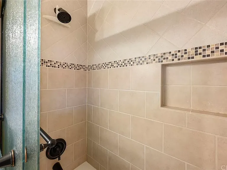 712 N Mountain View Pl — Photo 20