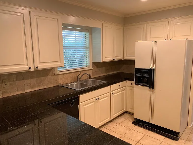 Kitchen - Marble countertops