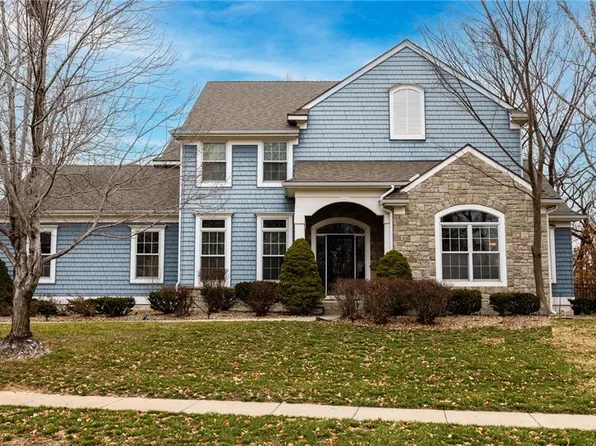 6201 S National Dr, Parkville, MO 64152