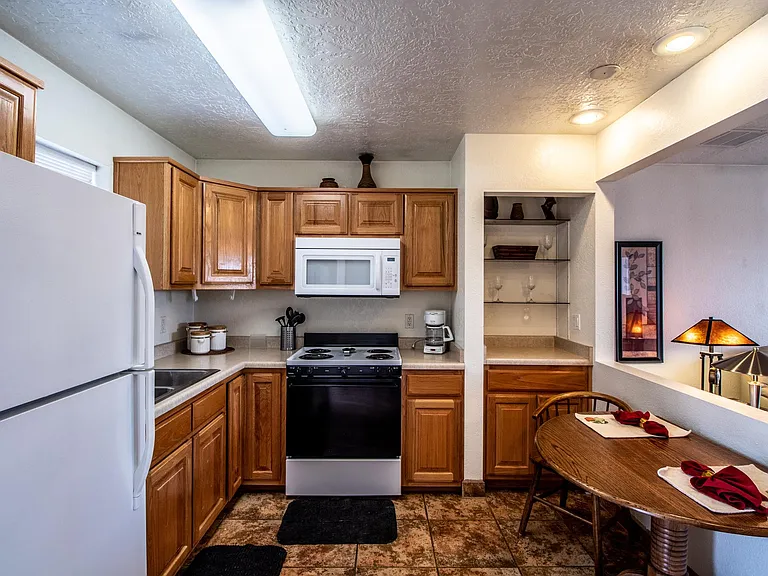 1005 E Navajo St — Photo 1