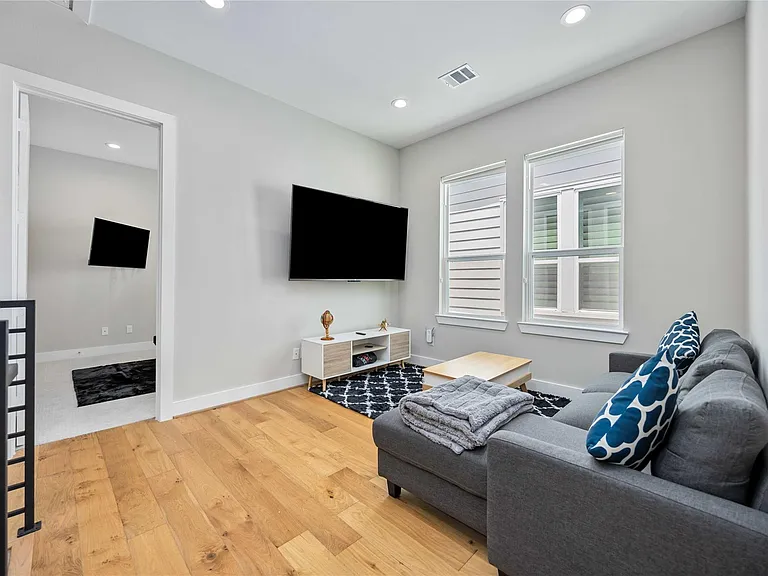 5821 Kansas St — Photo 17