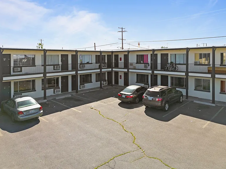 905 W Broadway Ave — Photo 7