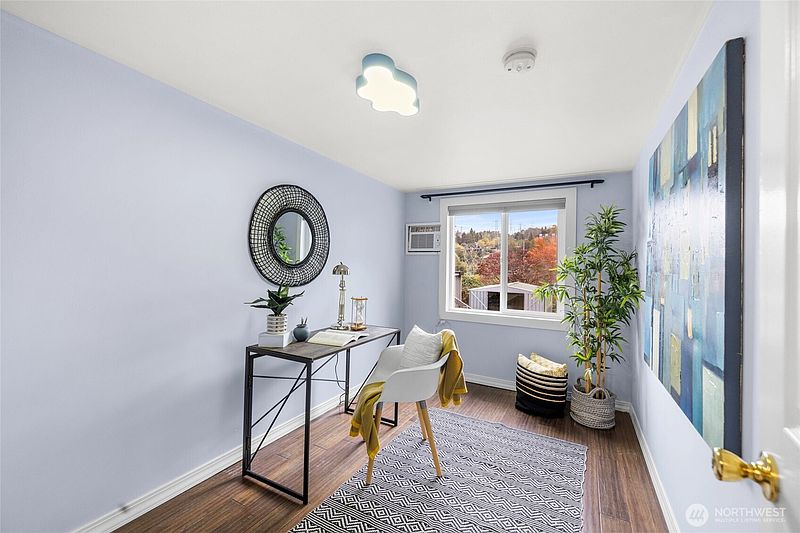 4th image of 1404 Whitworth Avenue S