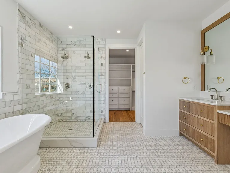 Master en-suite bathroom