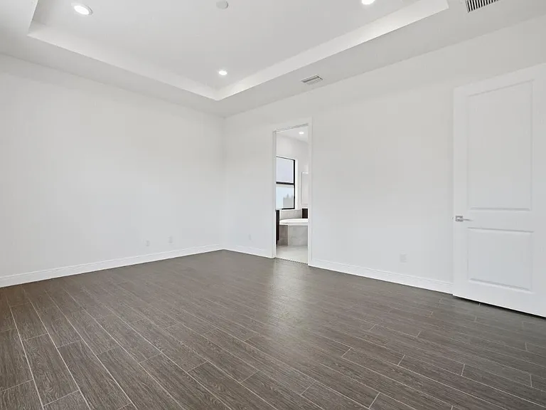 11760 Bayview Cir — Photo 24