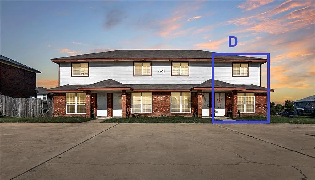 2 bed, 1.5 bath, 900 sqft, $895 — Photo 1