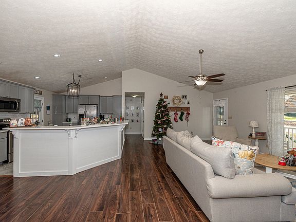 5th image of 952 Meadow Oaks Dr