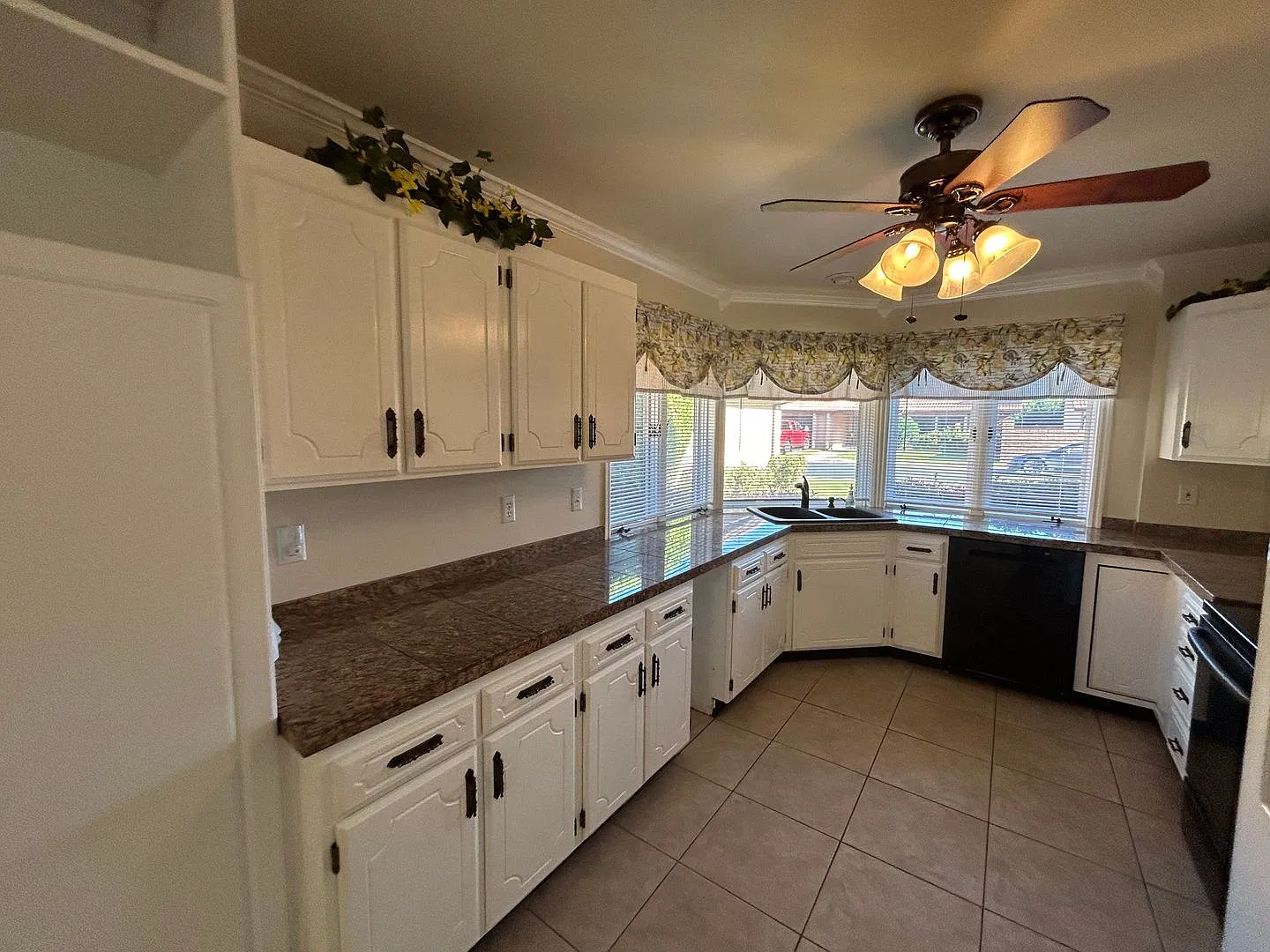 3 Bed, 2 Bath, 2 Car Garage, plus Sunroom! — Photo 2