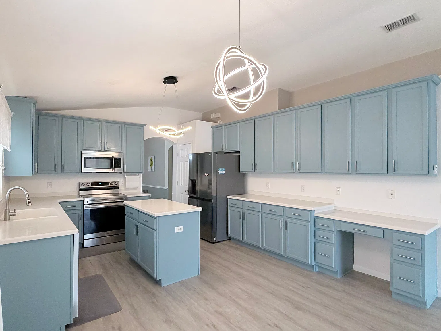 4 bed, 2039 sqft, $3,200 — Photo 4