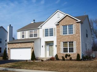 466 W Meadow Mist Ln, Round Lake, IL 60073