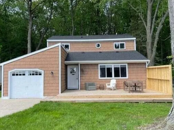 2255 Parker Dr, Wayland, MI 49348