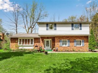 5 Macarthur Dr, Williamsville, NY 14221