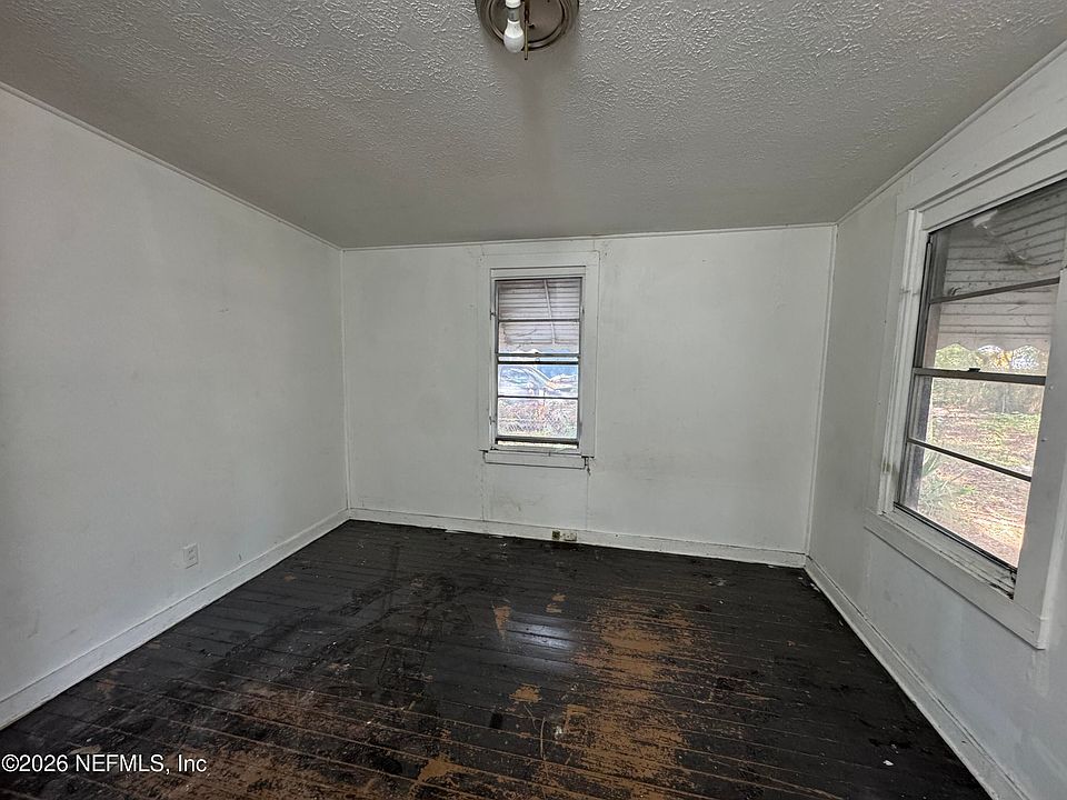 13th image of 1567 W 17TH Street