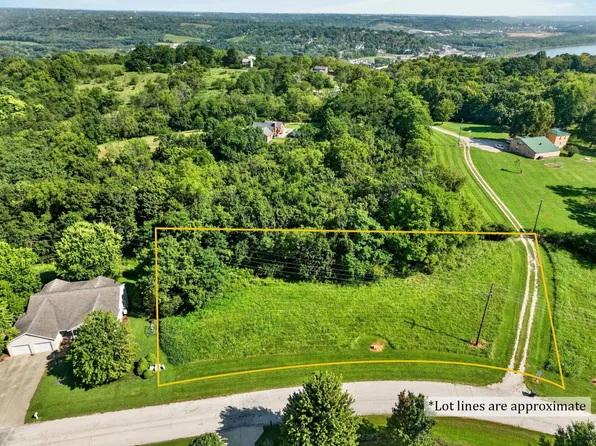 17 Tall Oak Dr, Aurora, IN 47001