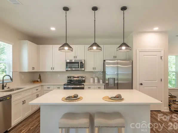 1915 Dove Dr, Charlotte, NC 28214