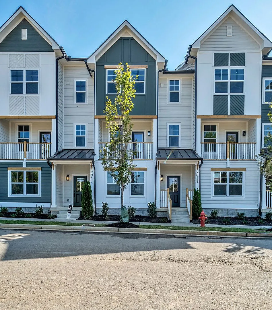 Bright and Airy Townhome at Maple Grove in East! — Photo 2