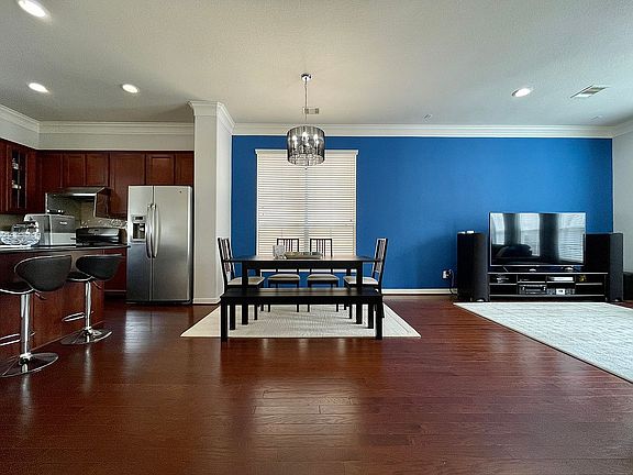 Dining area plenty of space