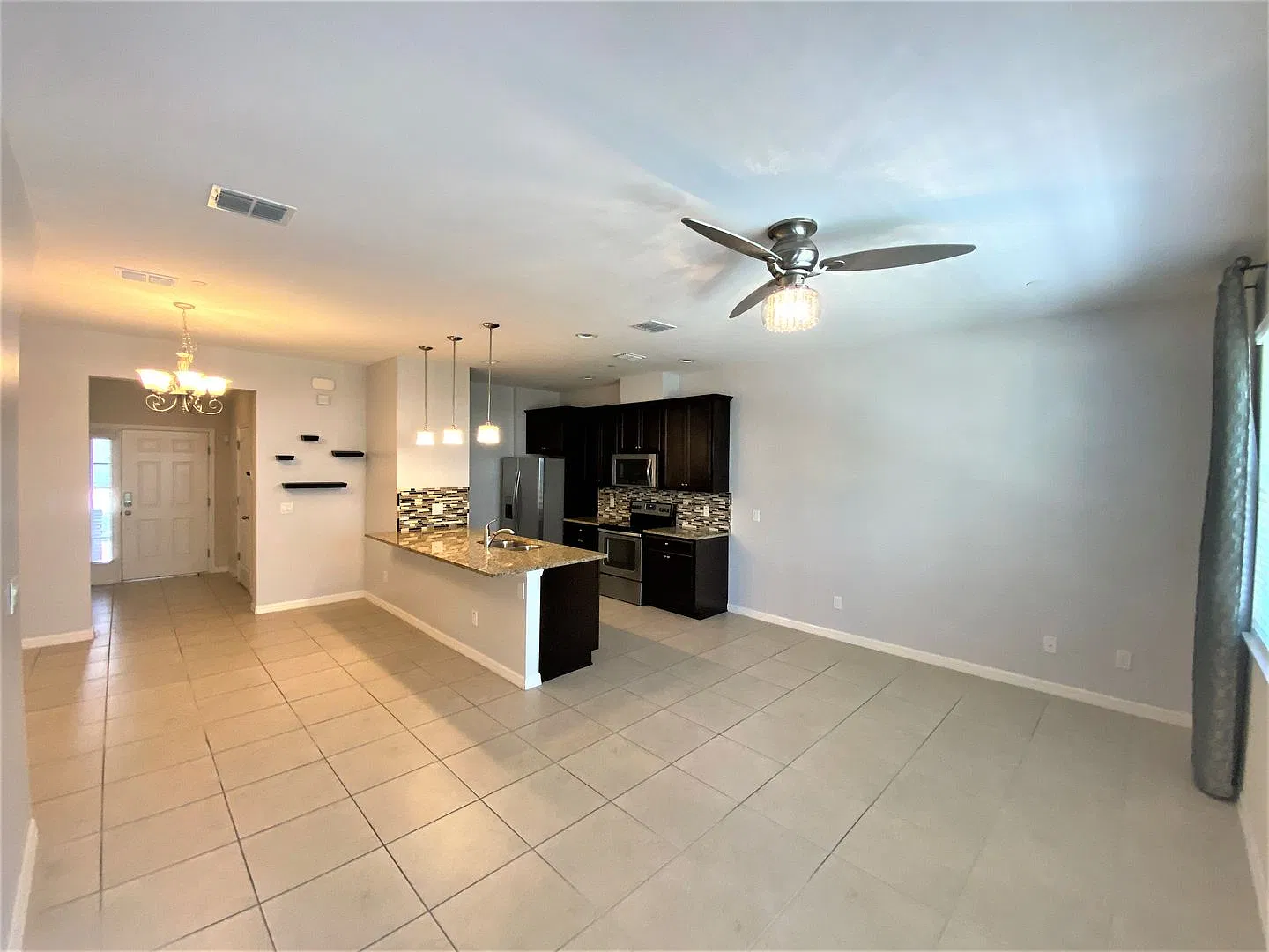 2 Bedroom 2.5 Bath Townhome In The Hamptons — Photo 3