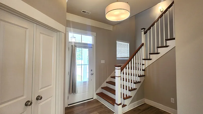 6 bed, 4.0 bath, 3000 sqft, $3,700 — Photo 3