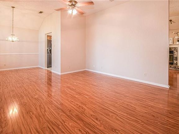 4th image of 4801 Castlewood Dr