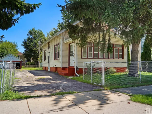 825 N Ash St, Waukegan, IL 60085