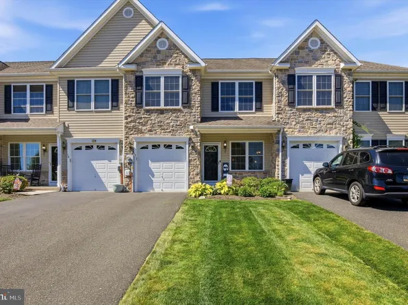 19 Woodspring Cir, Sellersville, PA 18960
