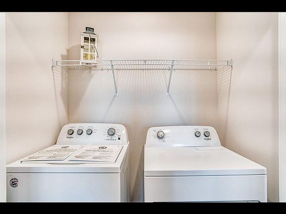4th image of 1023 McLaren Cir
