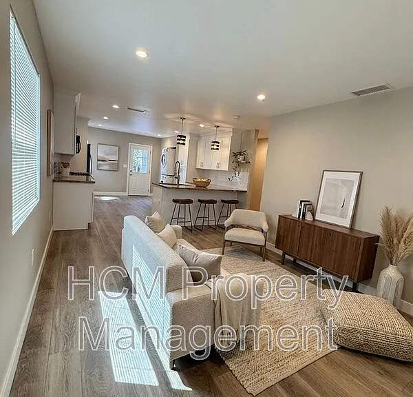 874 N Orange St — Photo 4