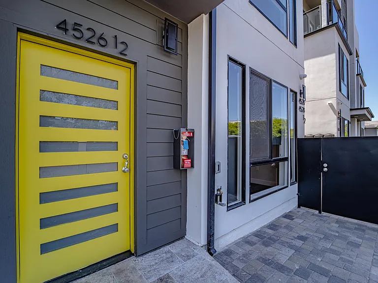 4526 1/2 Saint Charles Pl — Photo 43