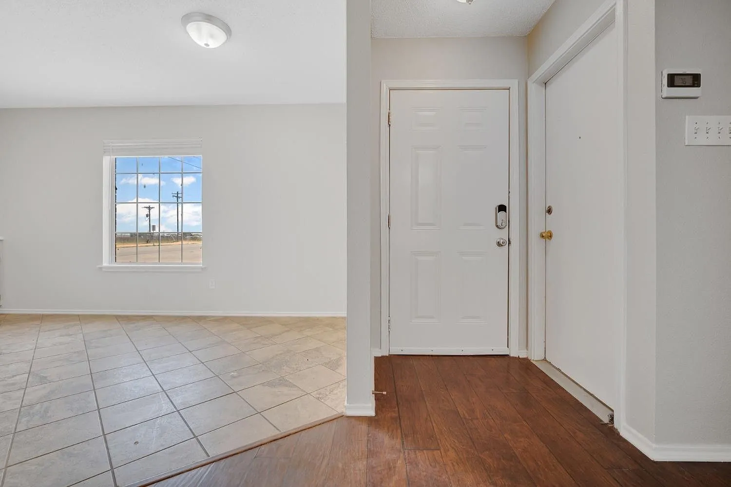 3 bed, 2.0 bath, 1026 sqft, $1,300 — Photo 3