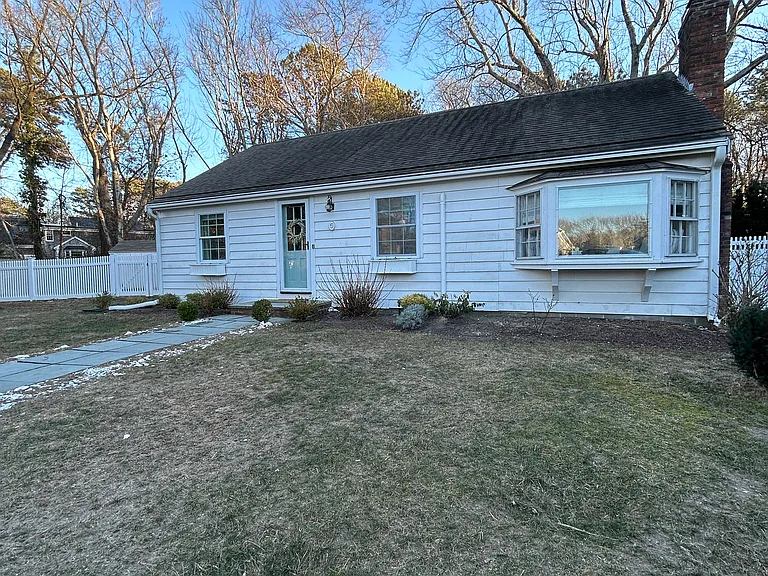 6 Richards Way — Photo 1