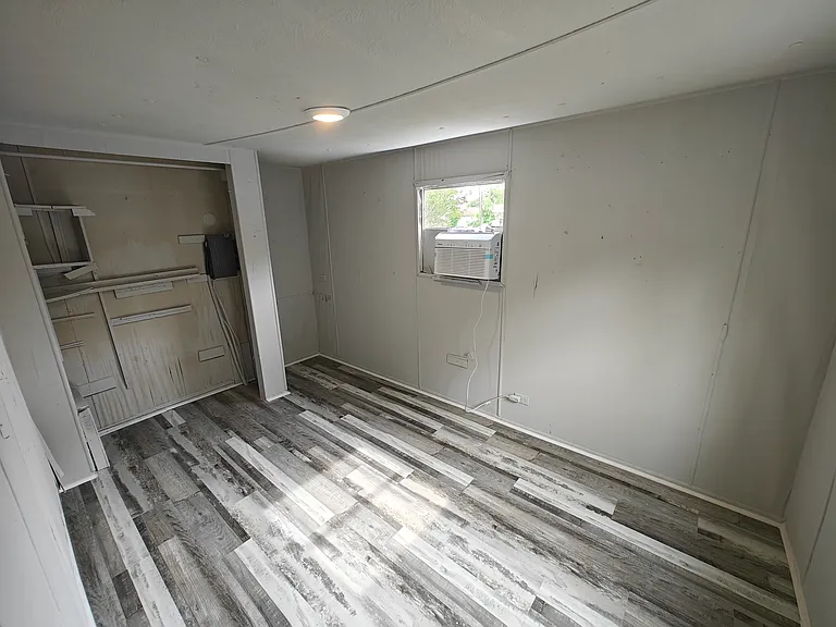 411 E Locust St — Photo 2